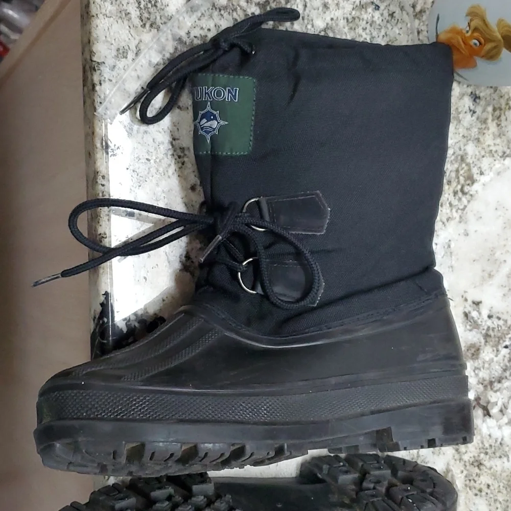 Yukon Avalance Boots Size 6 all weather black size 6 has flaw rain snow